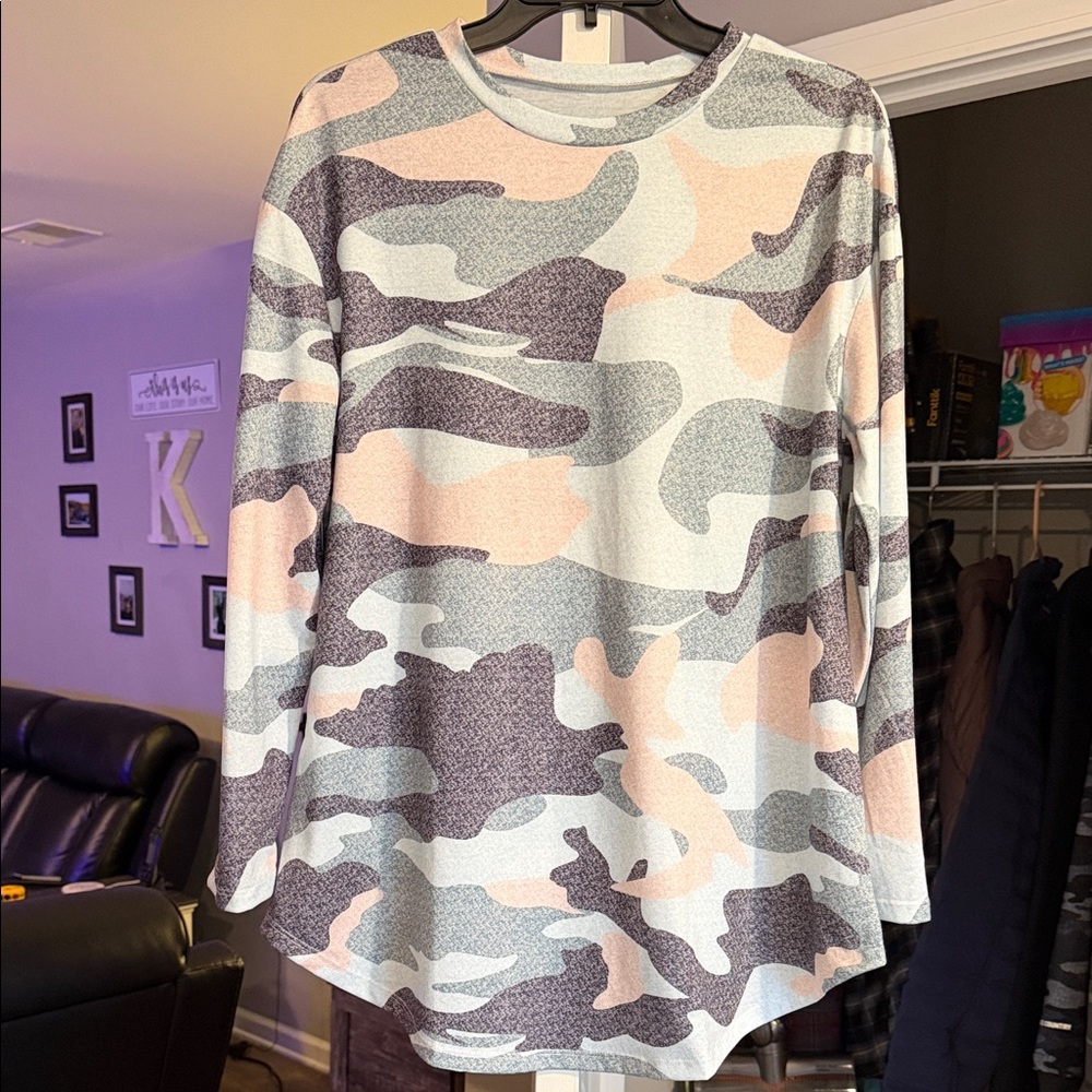 Women’s M Camouflage Long Sleeve Top